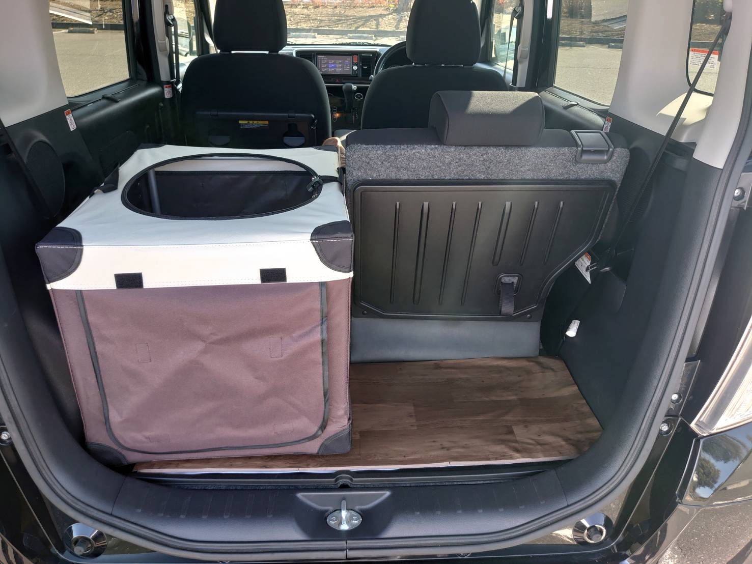 広々とした荷室とペットキャリア