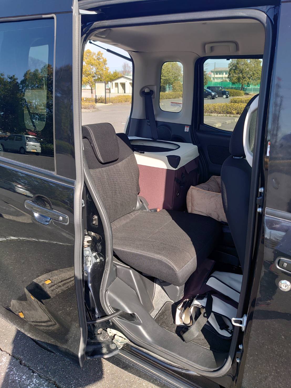 スライドドアで乗降しやすい車内